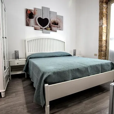 Garden House: And For Holidays Couette-café 2*