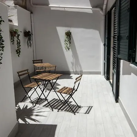Alojamento de Acomodação e Pequeno-almoço Garden House: And For Holidays 2*