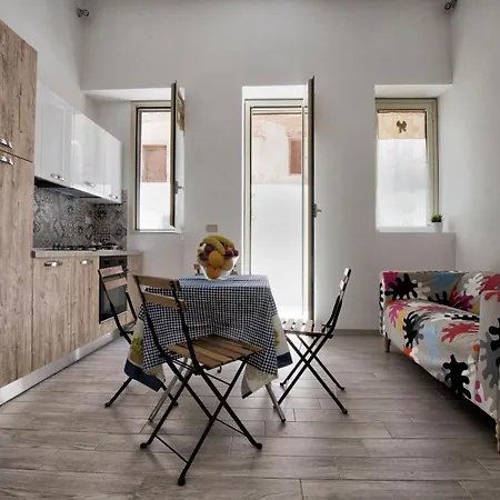 Garden House: And For Holidays Couette-café 2*