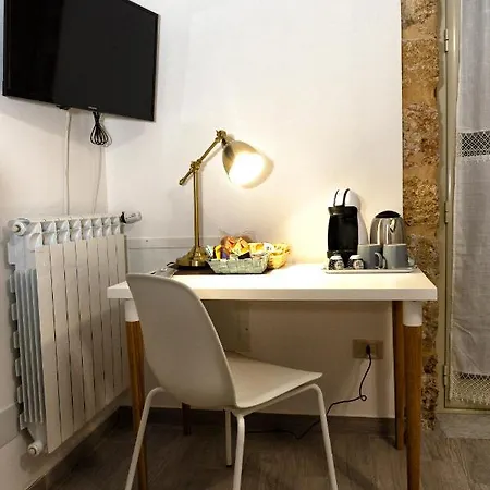Garden House: And For Holidays Couette-café 2*