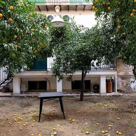 Garden House: And For Holidays Alojamento de Acomodação e Pequeno-almoço Palermo