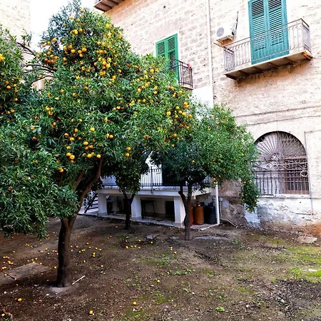 Garden House: And For Holidays Couette-café