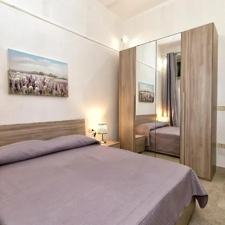 Garden House: And For Holidays Couette-café 2*